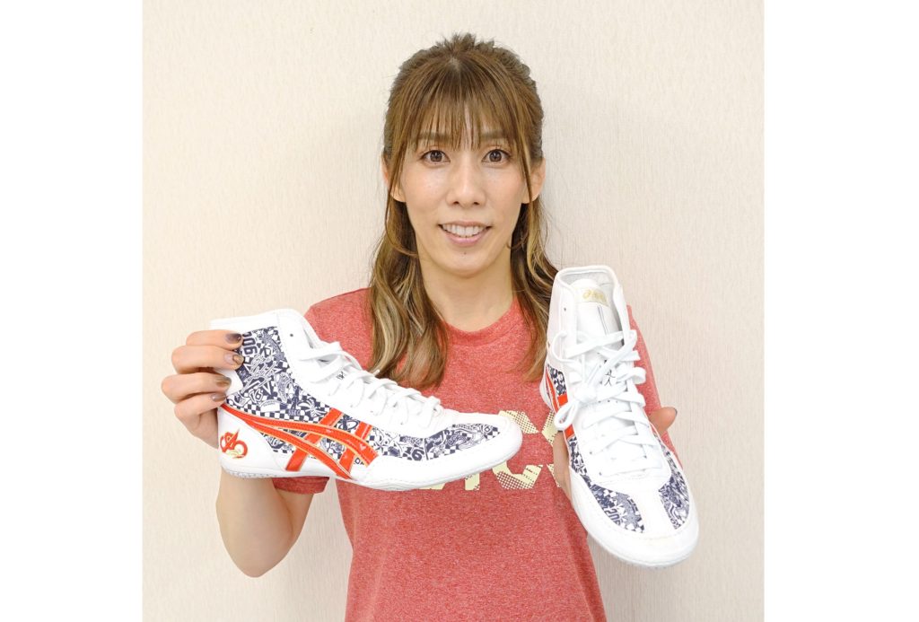 アシックス」から吉田沙保里さんシグネチャーモデルのレスリング  