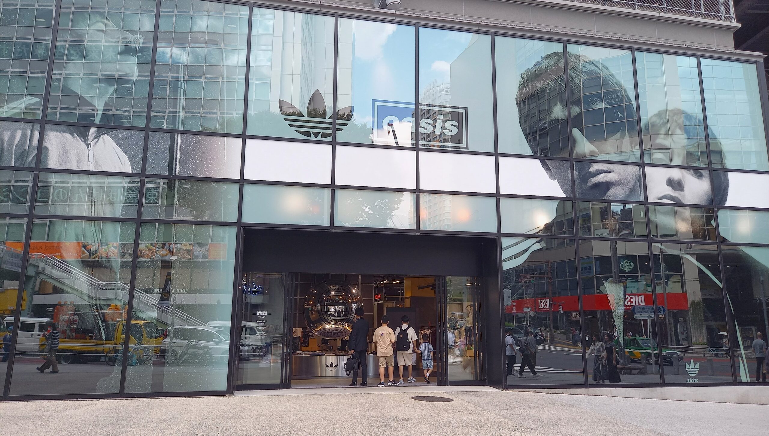 英国のロックバンド「Oasis (オアシス)」の来日公演に合わせ「adidas 